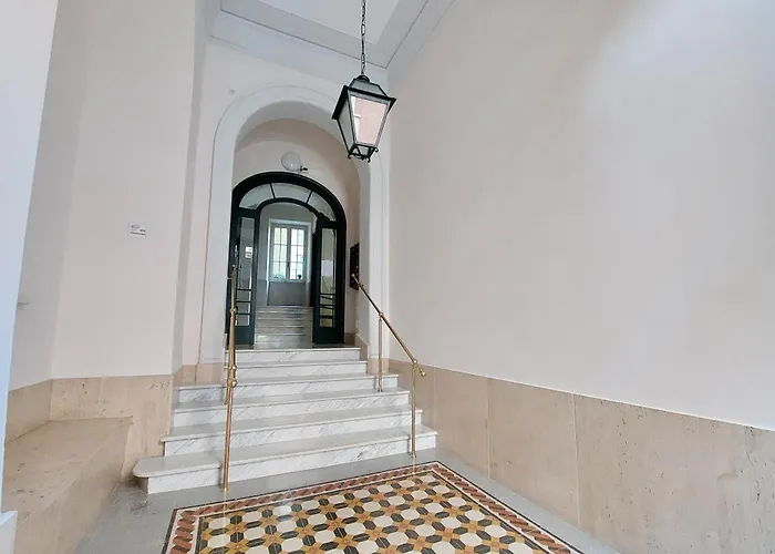 Appartamento Casa Giuliana -2 Baths, 3 Big Bedrooms With 9 Sleeps, Bed-free Living With 2 Sofas, Efficient Kitchen -family Friendly -2nd Floor Elevator Mansion In Umbertino Style -600 Meters From Vatican & Ottaviano Metro -secure, Quiet, Wealthy, Accessible *