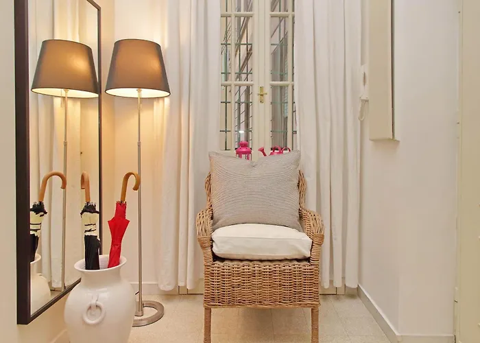 Appartamento Casa Giuliana -2 Baths, 3 Big Bedrooms With 9 Sleeps, Bed-free Living With 2 Sofas, Efficient Kitchen -family Friendly -2nd Floor Elevator Mansion In Umbertino Style -600 Meters From Vatican & Ottaviano Metro -secure, Quiet, Wealthy, Accessible *