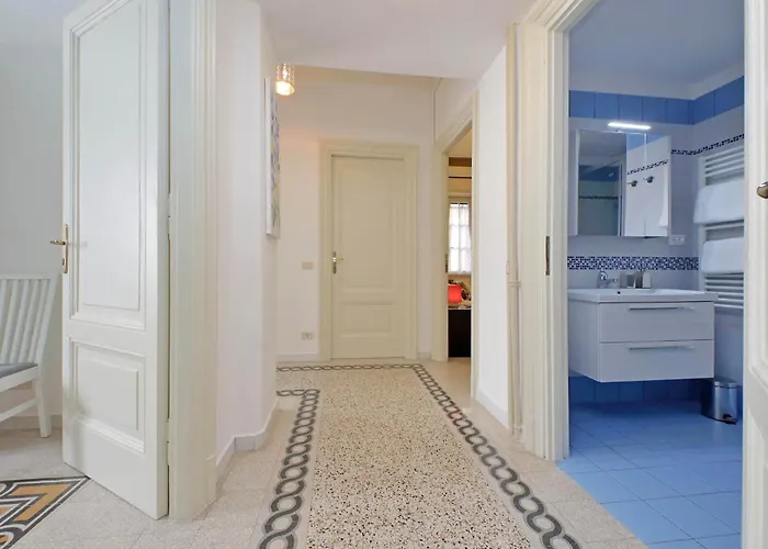 Casa Giuliana -2 Baths, 3 Big Bedrooms With 9 Sleeps, Bed-free Living With 2 Sofas, Efficient Kitchen -family Friendly -2nd Floor Elevator Mansion In Umbertino Style -600 Meters From Vatican & Ottaviano Metro -secure, Quiet, Wealthy, Accessible Appartamento *