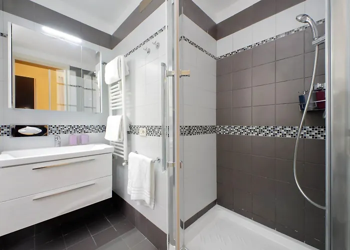 Casa Giuliana -2 Baths, 3 Big Bedrooms With 9 Sleeps, Bed-free Living With 2 Sofas, Efficient Kitchen -family Friendly -2nd Floor Elevator Mansion In Umbertino Style -600 Meters From Vatican & Ottaviano Metro -secure, Quiet, Wealthy, Accessible